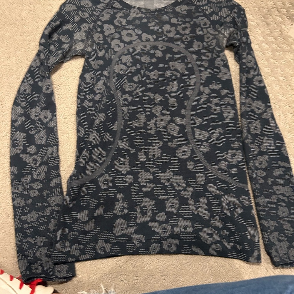 Navy Lululemon swiftly tech top